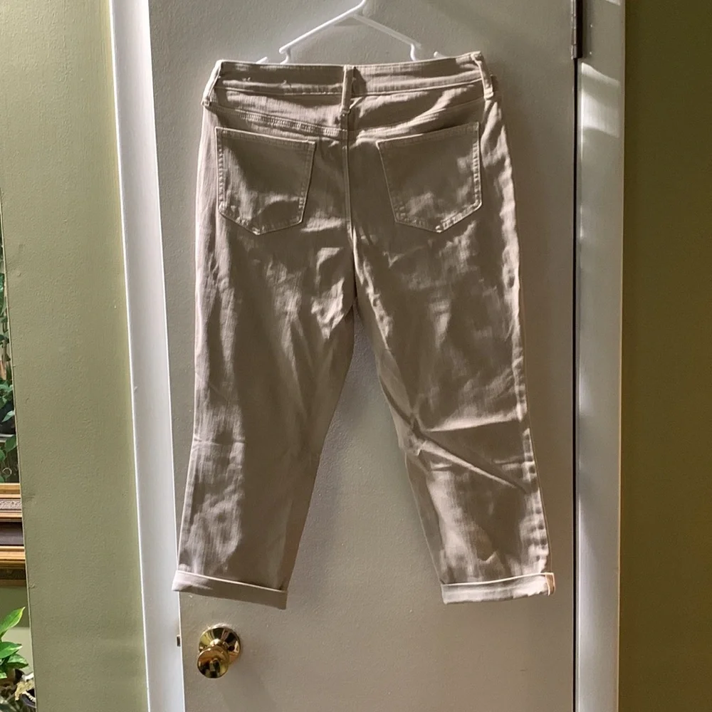 Crop pants. - Picture 4 of 4
